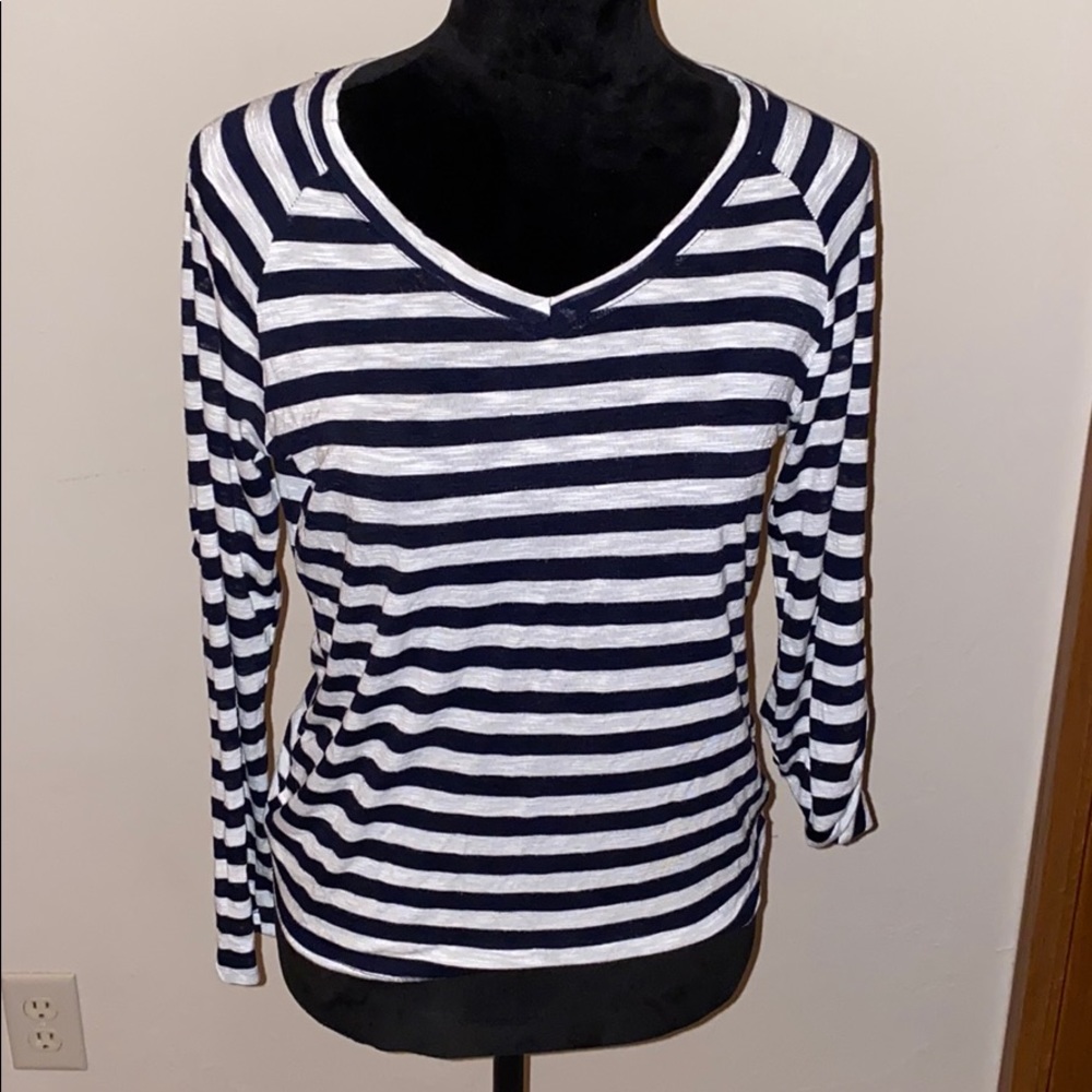 Ellen Tracy V neck Shirt